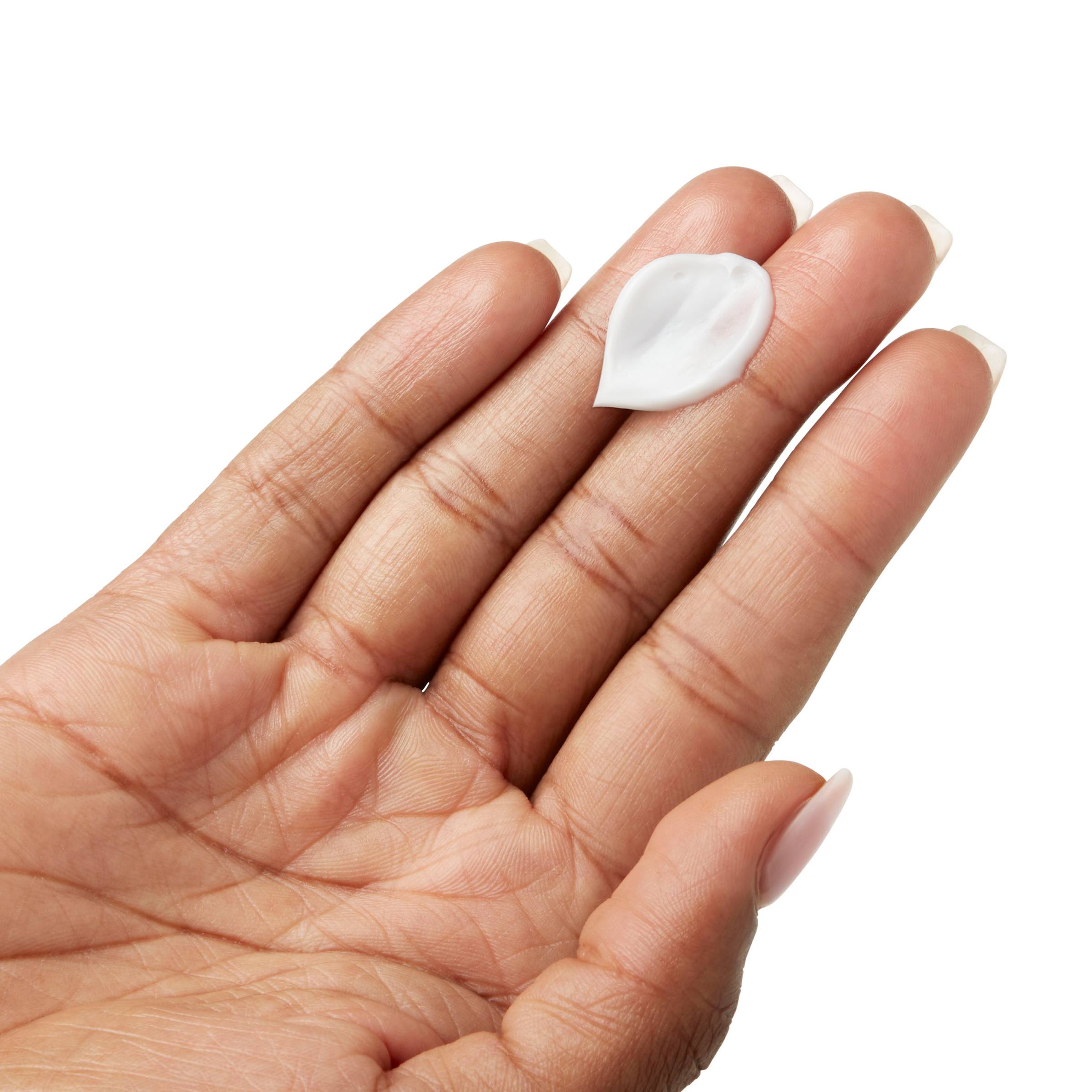 Una donna deterge il viso con Ultra Facial Cleanser