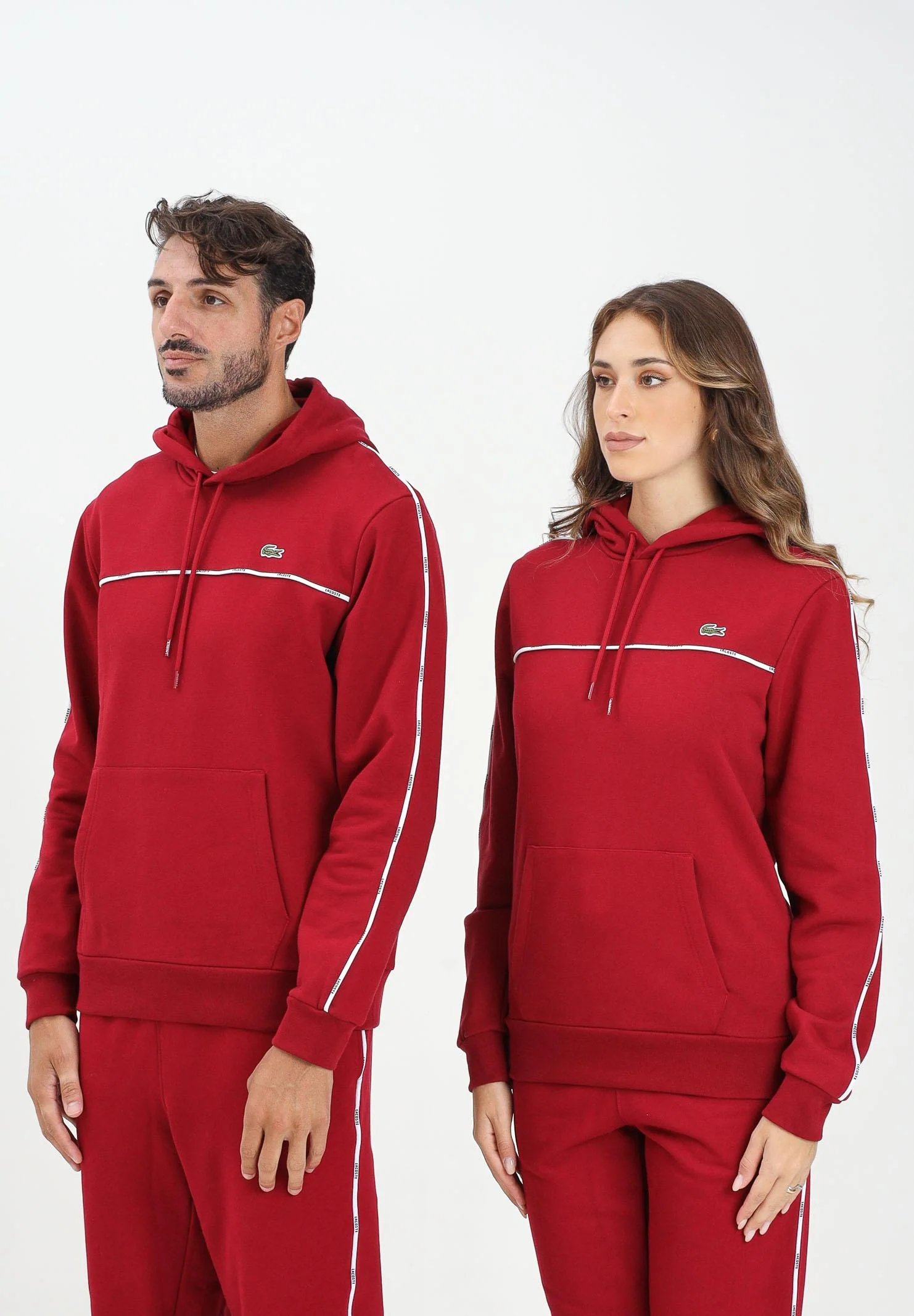 Image of LACOSTE Felpa con cappuccio bordeaux per uomo e donna rifinita da righe logate