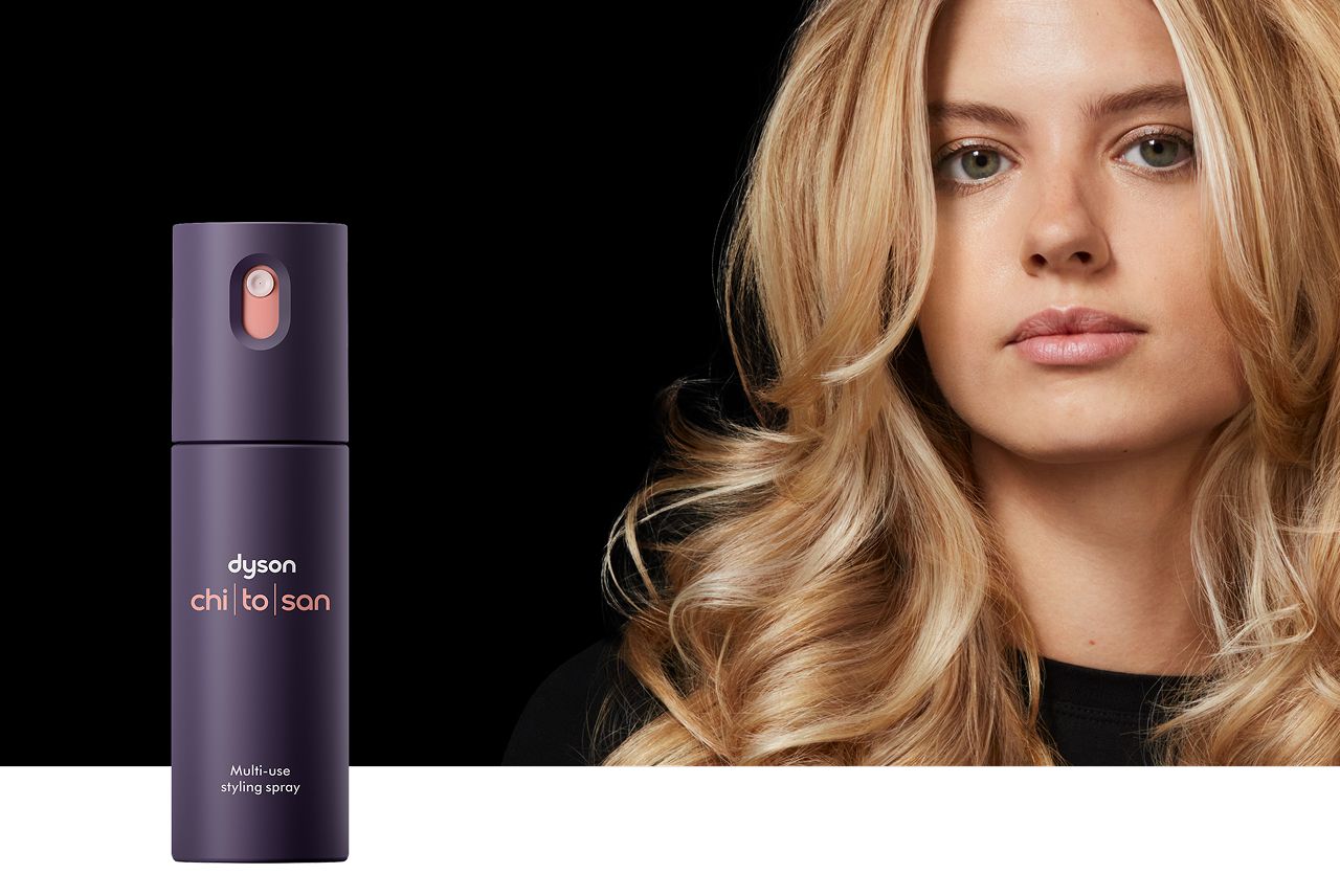 Una modella dopo lo styling dietro lo spray multiuso per lo styling Dyson Chitosan.