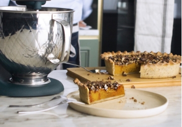 Vegan cinnamon pumpkin pie