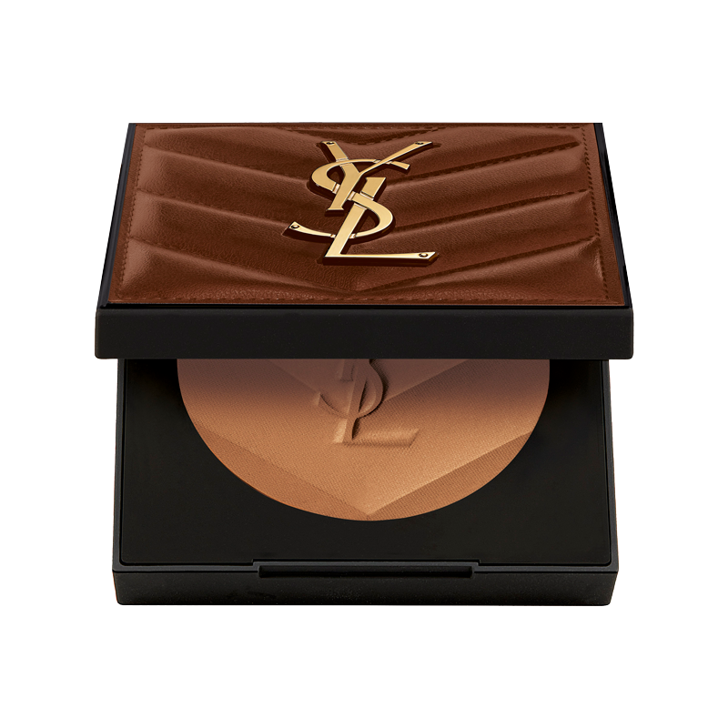 Una sofisticata cipria compatta YSL con un coperchio effetto pelle trapuntata marrone intenso e l'iconico logo YSL dorato, presentata chiusa su uno sfondo bianco pulito.