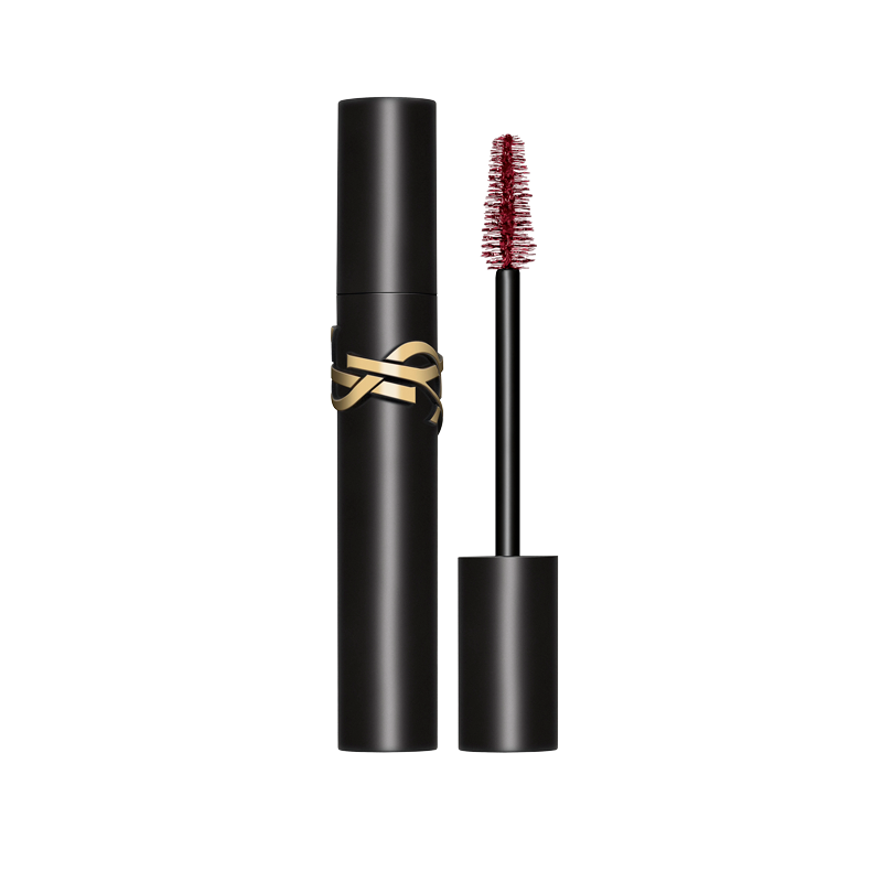 Un lussuoso tubetto di mascara YSL nero con un distintivo logo dorato, accompagnato dal suo scovolino applicatore aperto con setole rosse vivaci, su uno sfondo nero intenso.