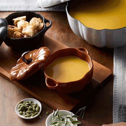 Zuppa di zucca servita nella cocotte a forma di zucca STAUB