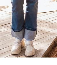 Jeans a 7/8 modello Mary con taglio della gamba ampio ed effetto sdrucito
