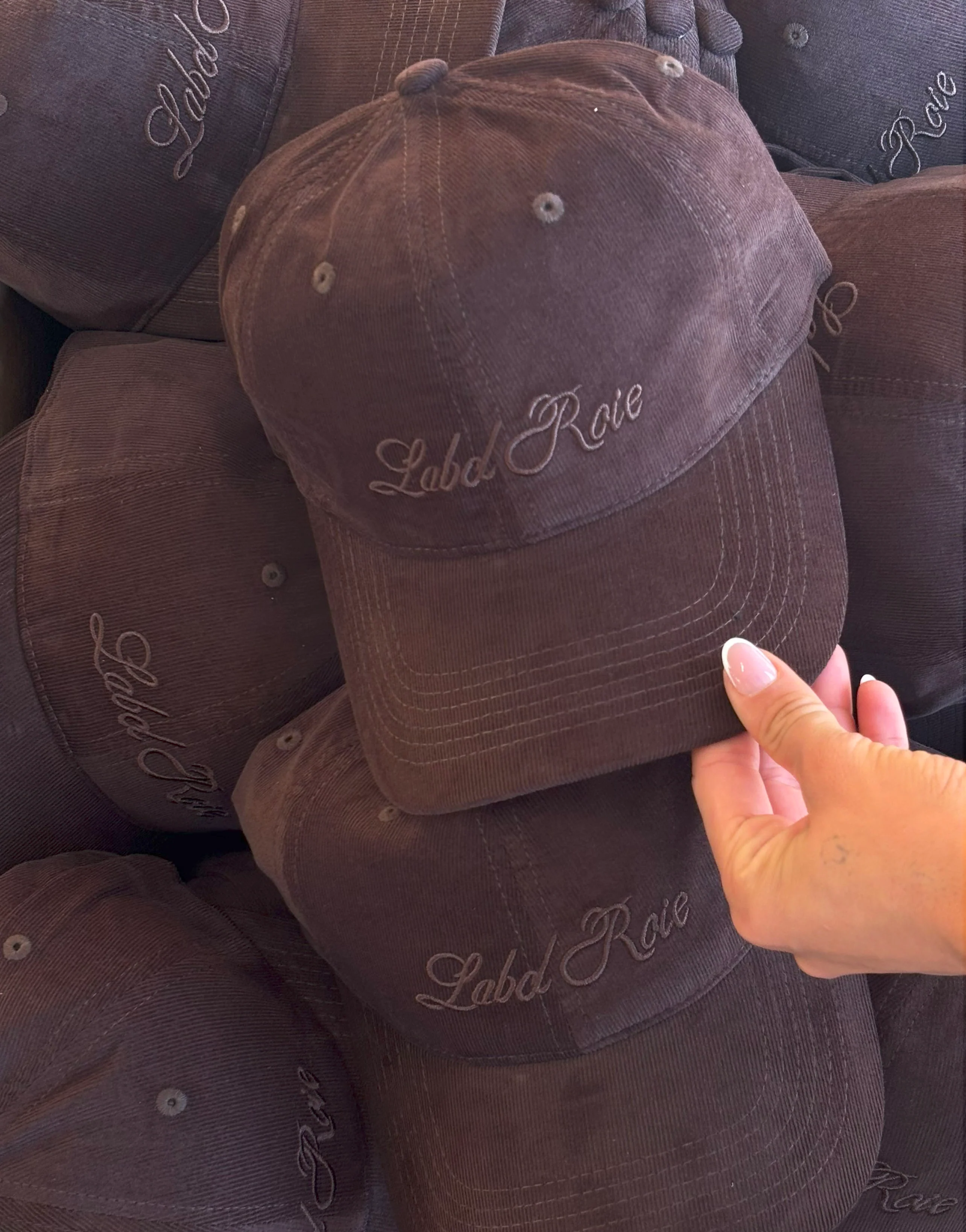 Image of Cappellino LABEL ROSE - MARRONE (DIFETTATO)