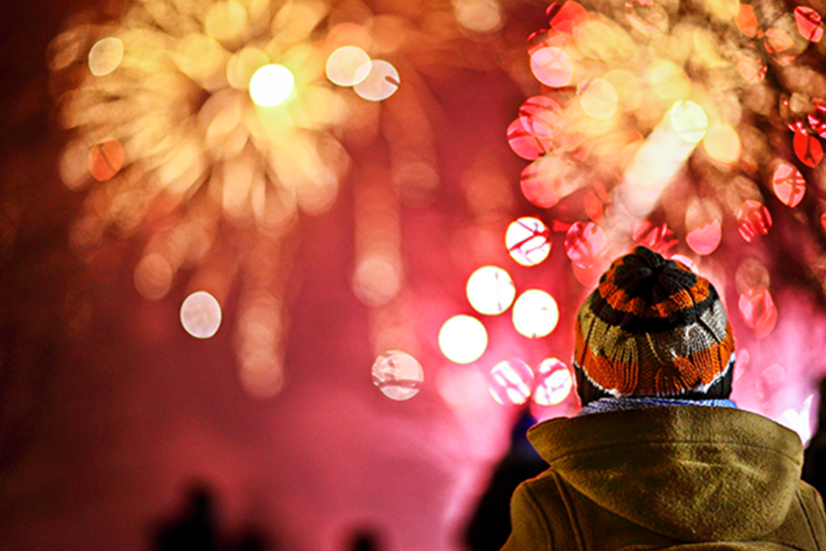 Ragazzo che guarda i fuochi d'artificio