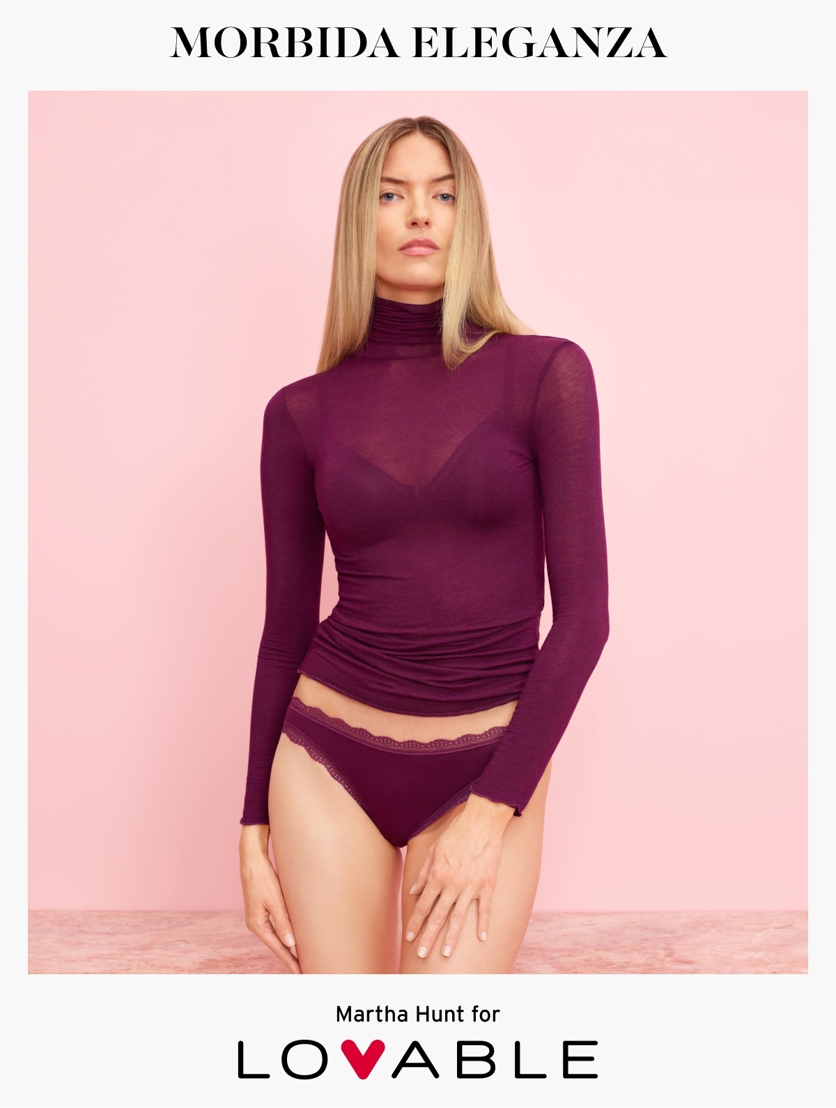 modella indossa maglia bordeaux a maniche lunghe e collo alto