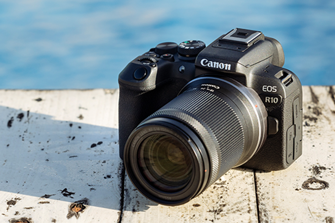 Primo piano di una fotocamera Canon su una parete