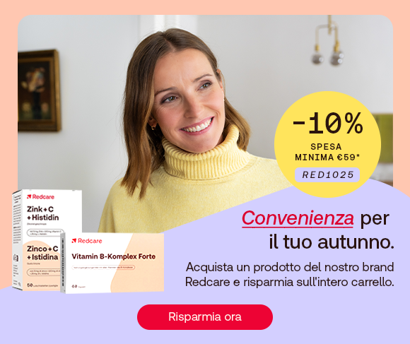 „Donna con maglione giallo sorride accanto ai prodotti Redcare Zink + C + Histidin e Vitamin B-Komplex Forte. Testo: ‘Benessere e convenienza per il tuo autunno. -10% su spesa minima €59 con codice RED1025.’ Pulsante rosso: Risparmia ora.“