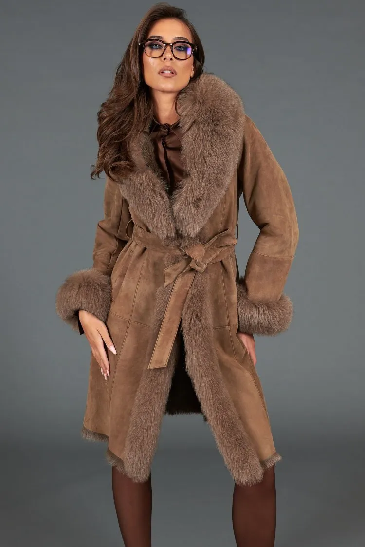 Image of Cappotto in montone scamosciato fango con bordi in volpe