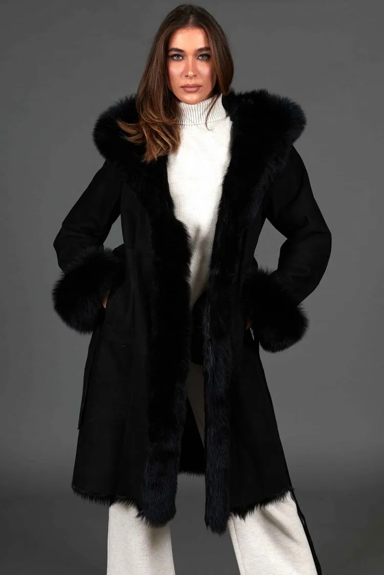 Image of Cappotto in montone scamosciato nero con cappuccio bordi in volpe