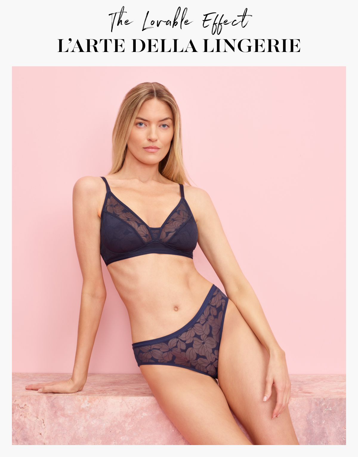 modella bionda indossa intimo blu notte Bloom Lace