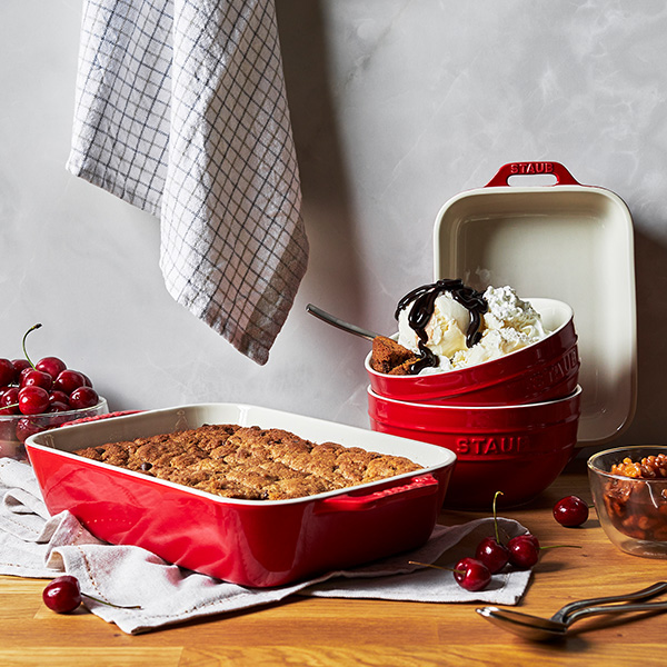 Crumble in una pirofila STAUB e gelato in ciotole STAUB