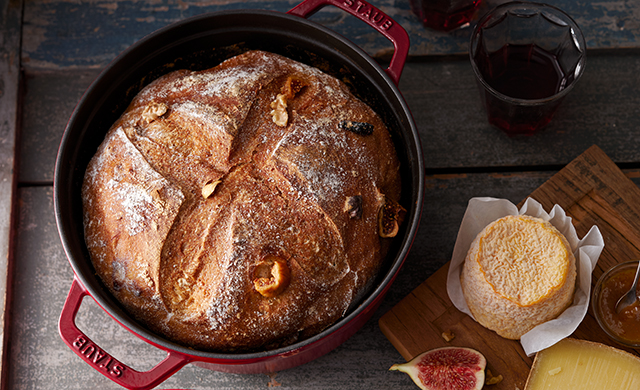 Cocotte con pane appena sfornato