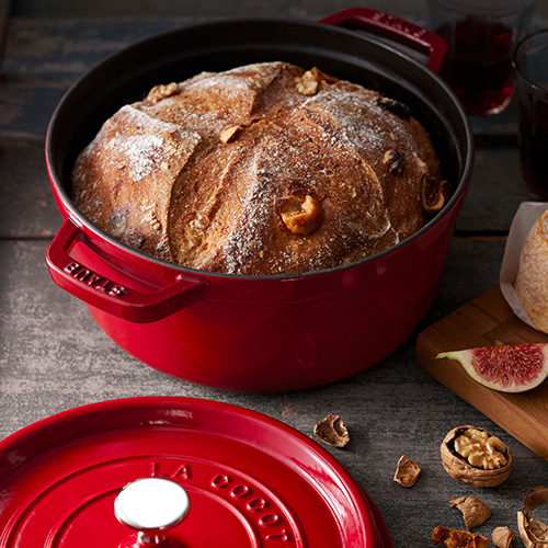 Cocotte con pane appena sfornato