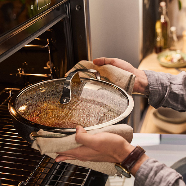 Padella da portata Ballarini che viene inserita nel forno