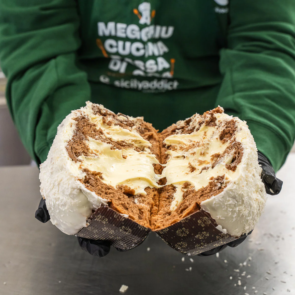 Image of Panettone artigianale COCCOLONE 1,3kg extrafarcito con 500g di crema cocco