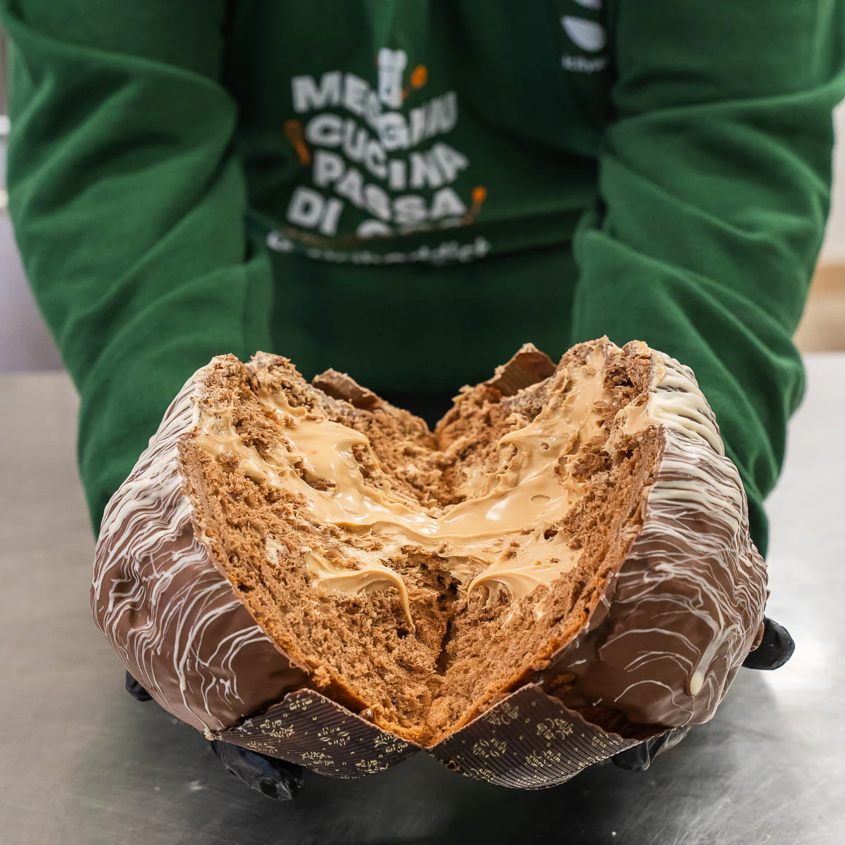 Image of Panettone artigianale BUENISSIMO 1,3kg extrafarcito con 500g di crema dolcebueno