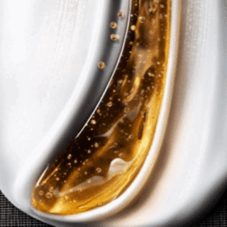 Animazione della texture crema bianca che si fonde con la soluzione dorata di Pro-Xylane™.