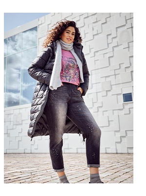 Boyfriend jeans in denim elasticizzato con rivetti