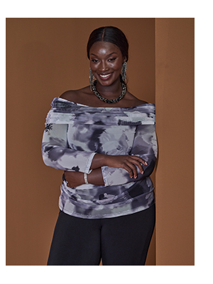 Maglia in mesh con spalle scoperte, fiori e maniche lunghe