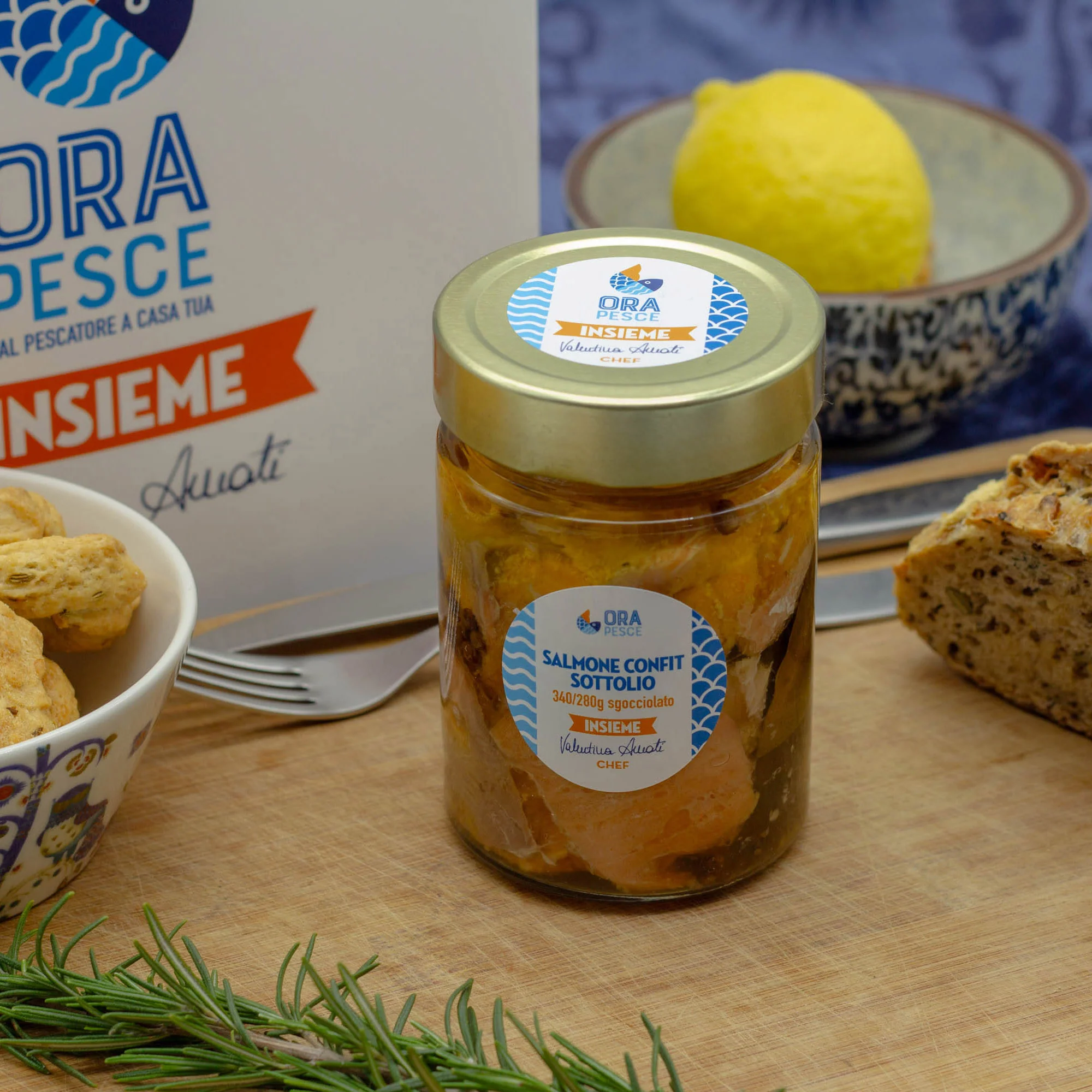 Image of Tranci di salmone confit marinato alle bacche di ginepro e aneto con finocchi e arance