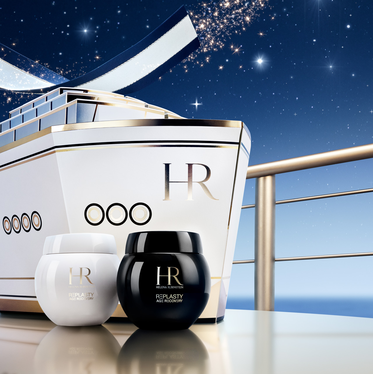Duo Giorno e Notte Re-Plasty Helena Rubinstein, posizionato sul ponte di una nave sotto un cielo stellato, evocando un'elegante crociera di Natale.