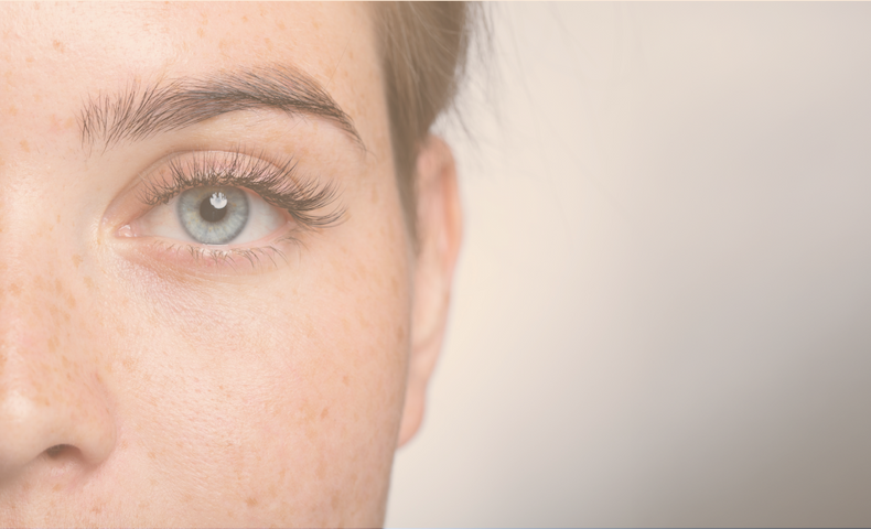 alt="Primo piano dell'occhio azzurro e della parte superiore del viso di una persona in una morbida luce naturale, che evidenzia la pelle chiara, le ciglia lunghe e un aspetto calmo e sano.»
