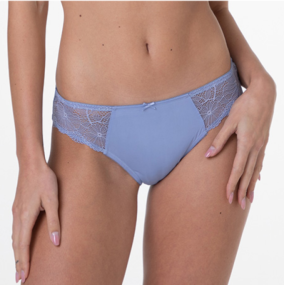 dettaglio slip in pizzo e microfibra color avio