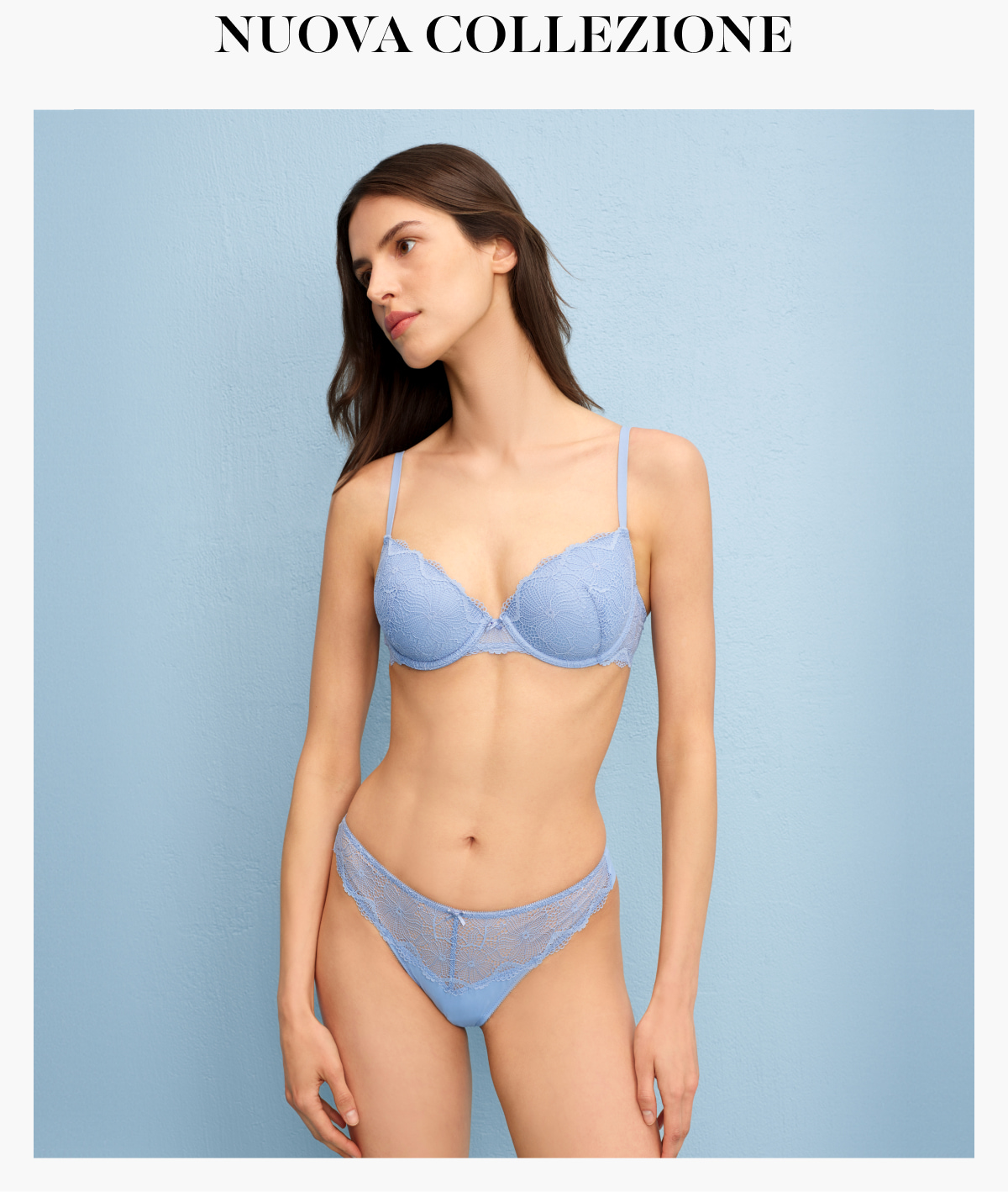 modella indossa completo intimo in pizzo e microfibra avio