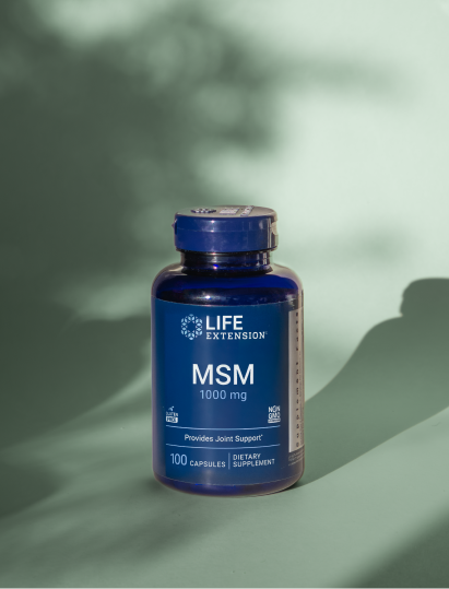 alt="Flacone di integratore Life Extension MSM da 1000 mg posto su una superficie verde con ombre morbide, che rappresentano il sostegno articolare e la salute della mobilità.»