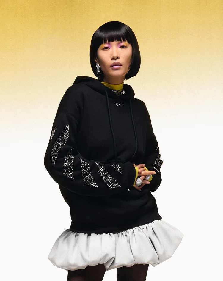 Modella che indossa una felpa Off-White™