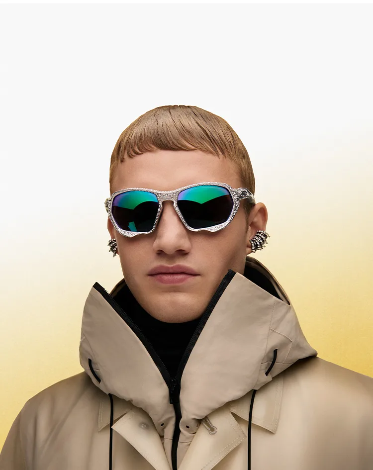Modello che indossa occhiali Oakley