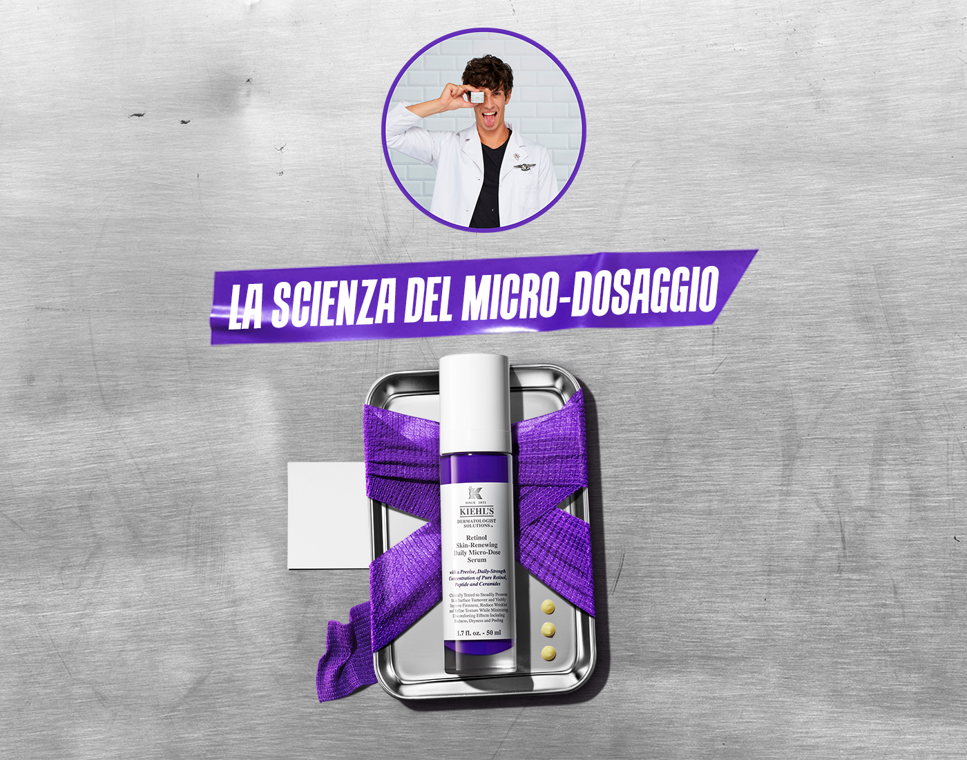 Flacone del Kiehl’s Retinol Daily Micro-Dose Serum posizionato su un vassoio d’argento avvolto da un tessuto viola, con scritta “La scienza del micro-dosaggio” e ritratto di uno Skin Pro Kiehl’s in alto.