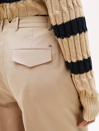 Pantaloni chino cropped larghi con pieghe