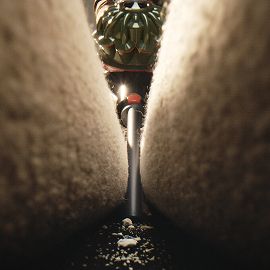 L’aspirapolvere Dyson Cyclone DS20 viene utilizzato con la bocchetta a lancia per pulire tra i cuscini di un divano.