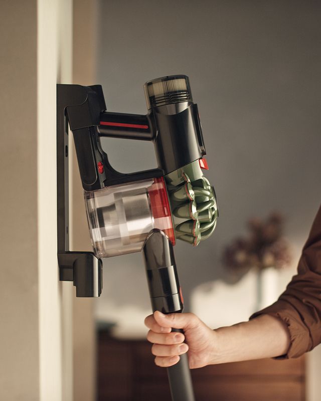 L’aspirapolvere Dyson Cyclone DS20 viene riposizionato nella stazione di ricarica.