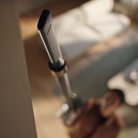 L’aspirapolvere Dyson Cyclone DS20 viene usato con il tubo e la bocchetta a lancia per pulire in un punto alto della casa.