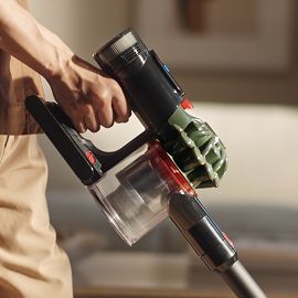 L’aspirapolvere senza filo Dyson Cyclone DS20 viene utilizzato per pulire in casa.