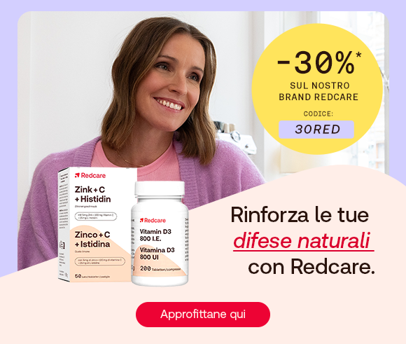 „Donna sorridente con maglione viola accanto ai prodotti Redcare Zink + C + Histidin e Vitamin D3 800 I.E. Testo: ‘Rinforza le tue difese naturali con Redcare. -30% su ordini minimi da 59€ con codice 30RED.’ Pulsante rosso: Approfittane qui.“ „Donna sorridente con maglione viola accanto ai prodotti Redcare Zink + C + Histidin e Vitamin D3 800 I.E. Testo: ‘Rinforza le tue difese naturali con Redcare. -30% su ordini minimi da 59€ con codice 30RED.’ Pulsante rosso: Approfittane qui.“