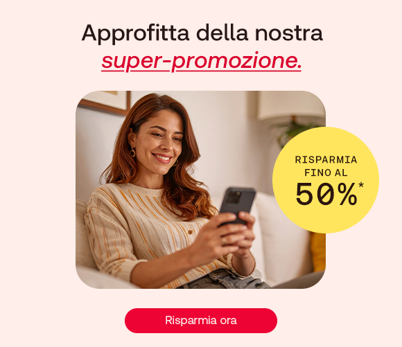 „Donna seduta sul divano sorride guardando lo smartphone. Testo: ‘Approfitta della nostra super-promozione. Risparmia fino al 50%.’ Pulsante rosso: Risparmia ora.“