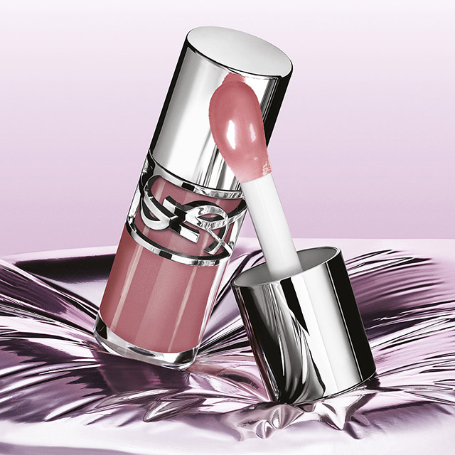 Un lucidalabbra YSL rosa con il suo applicatore, su uno sfondo rosa metallico.
