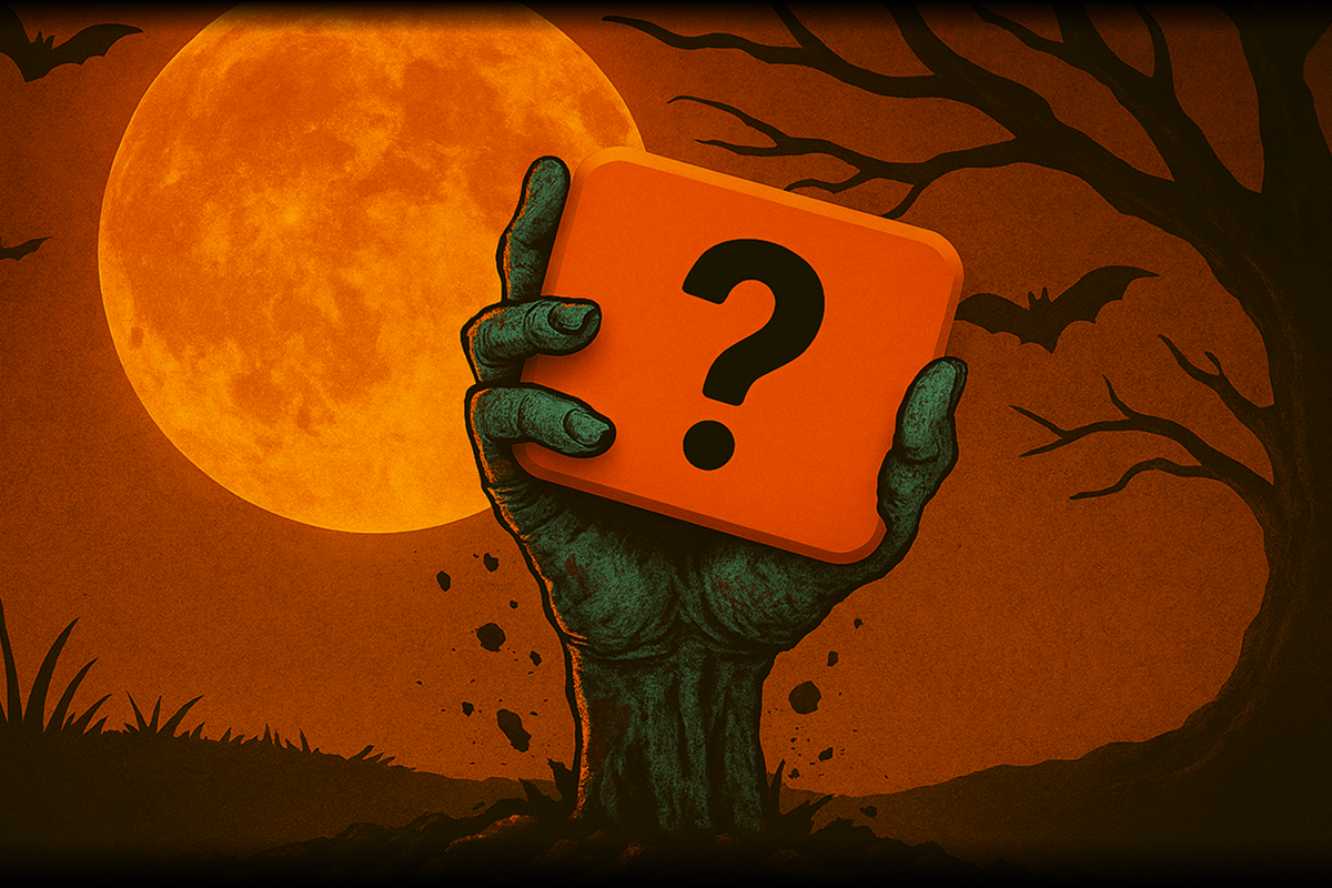 Una macabra mano verde emerge dal terreno con in mano una piastrella arancione con un punto interrogativo nero, posta su una luna arancione piena e sulla sagoma di un albero spettrale con pipistrelli.