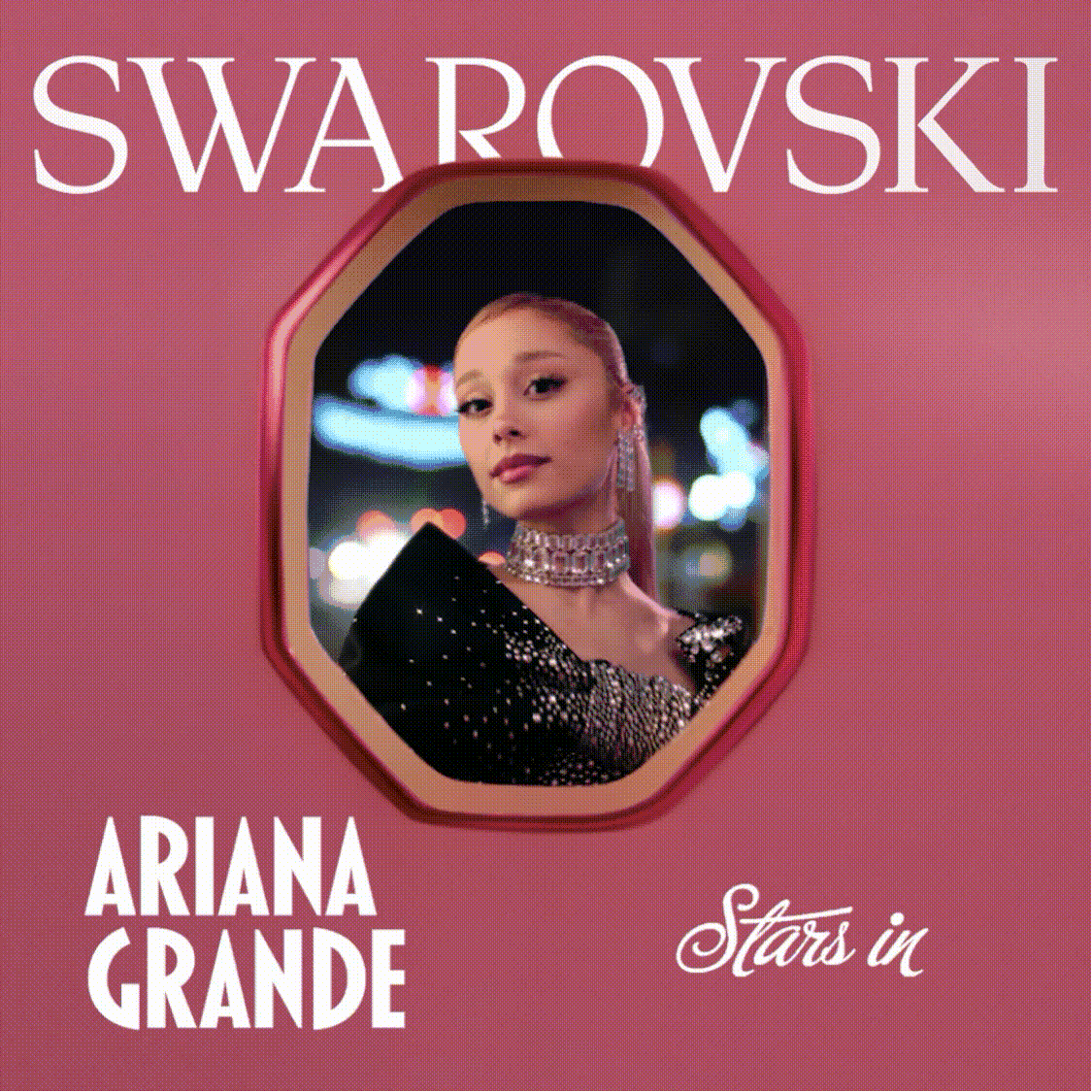 Ariana Grande in una cornice ottagonale su sfondo rosa. Il testo cita: SWAROVSKI ARIANA GRANDE in... Ariana Grande in una cornice ottagonale su sfondo rosa. Il testo cita: SWAROVSKI ARIANA GRANDE in...