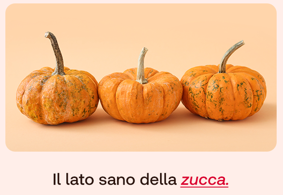 „Tre piccole zucche arancioni su sfondo beige. Testo: ‘Il lato sano della zucca.’“ „Tre piccole zucche arancioni su sfondo beige. Testo: ‘Il lato sano della zucca.’“