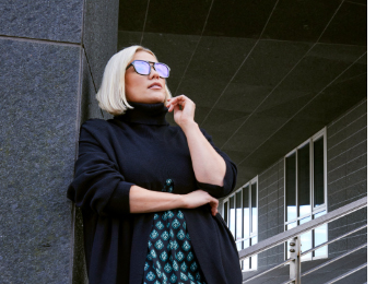 Maglione dal taglio lungo e svasato con collo alto e maniche lunghe