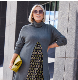 Maglione dal taglio lungo e svasato con collo alto e maniche lunghe