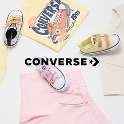Abbigliamento e calzature Converse: t-shirt gialla a maniche corte con design floreale, t-shirt beige con grafica arancione, pantaloni corti rosa, sneakers con motivo colorato.