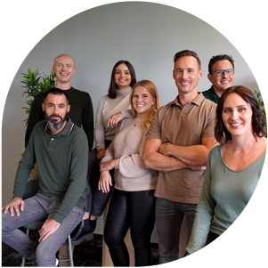 Team in abbigliamento casual, alcuni seduti, altri in piedi su sfondo neutro