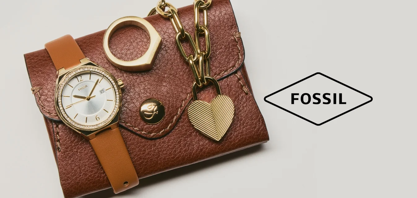 Portafoglio in pelle marrone con accessori in oro, un orologio dorato con quadrante bianco, una catena dorata e un ciondolo a forma di cuore.